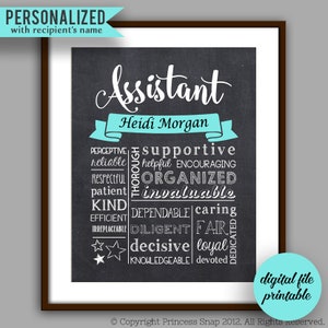 Op de afbeelding: Een printbaar digitaal bestand met een zwarte krijtbordachtergrond met het woord "Assistant" in een decoratief lettertype. De naam "Heidi Morgan" staat onder het woord "Assistant" in een blauwe banner. De tekst "Gepersonaliseerd met de naam van de ontvanger" staat bovenaan de afbeelding. De afbeelding bevat ook een lijst met positieve adjectieven die een assistent beschrijven, zoals "ondersteunend", "georganiseerd", "onmisbaar", "betrouwbaar", "zorgzaam", "ijverig", "eerlijk", "beslissend", "trouw" en "bekwaam".