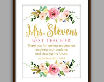 Peut inclure: Une affiche imprimable de remerciement pour un enseignant avec une bordure florale et des lettres dorées. Le texte dit "Mme Stevens Meilleure enseignante Merci d'avoir allumé l'imagination, d'avoir inspiré vos élèves et d'avoir façonné l'avenir. Jacob Reynolds - 2018"