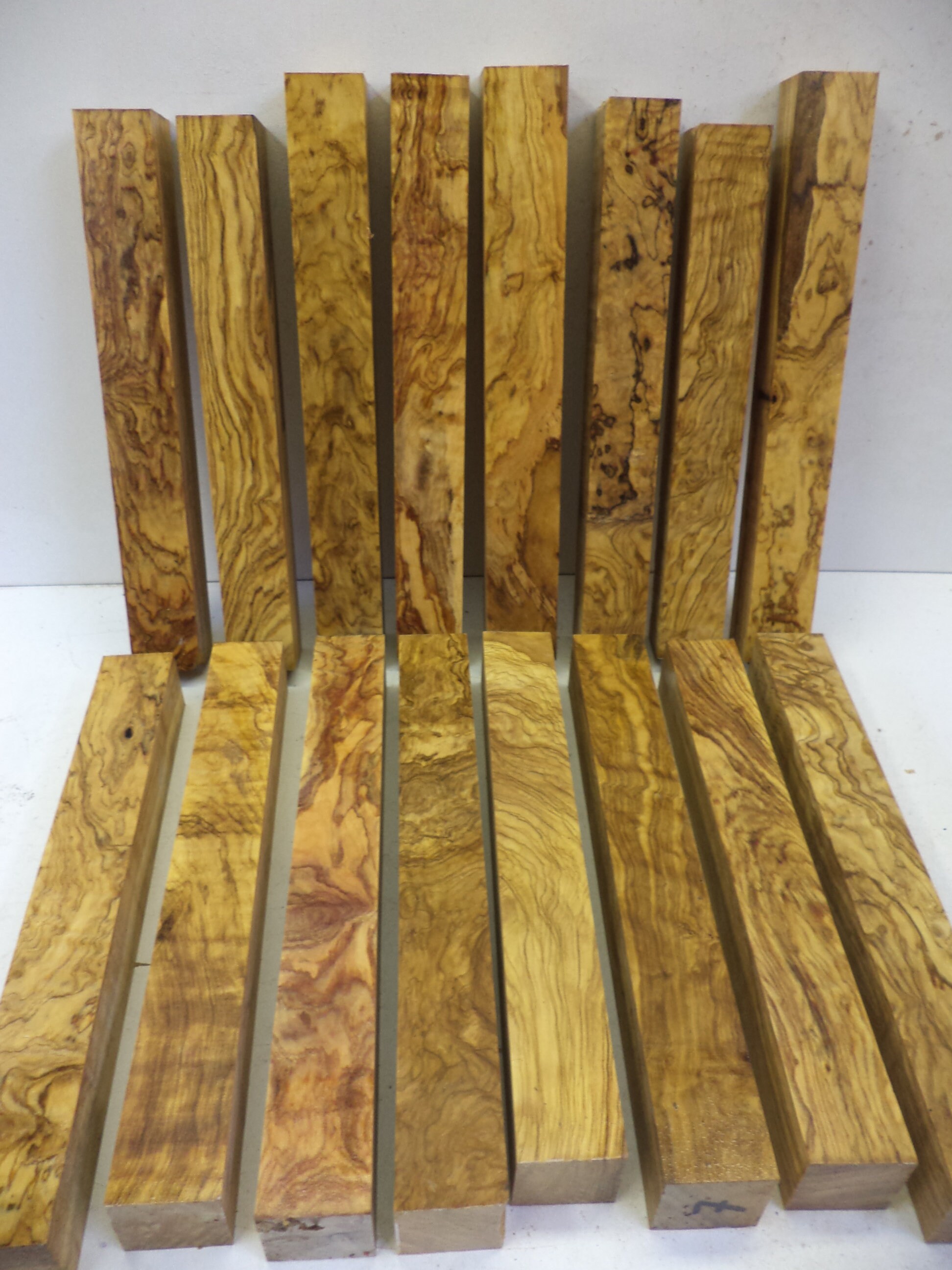D.O.M., asse di legno di ulivo grezzo di diverse dimensioni (20 x 20 x 120  mm)