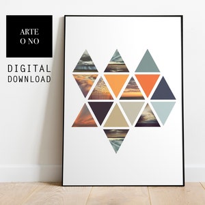 Puede incluir: Impresión de arte abstracto geométrico con un collage de imágenes de puesta de sol y cielo en tonos naranja, azul y gris. La impresión está enmarcada en un marco negro.