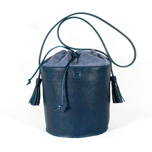 BUCKET bag in BLAUW Toscaans LEER en denim stof