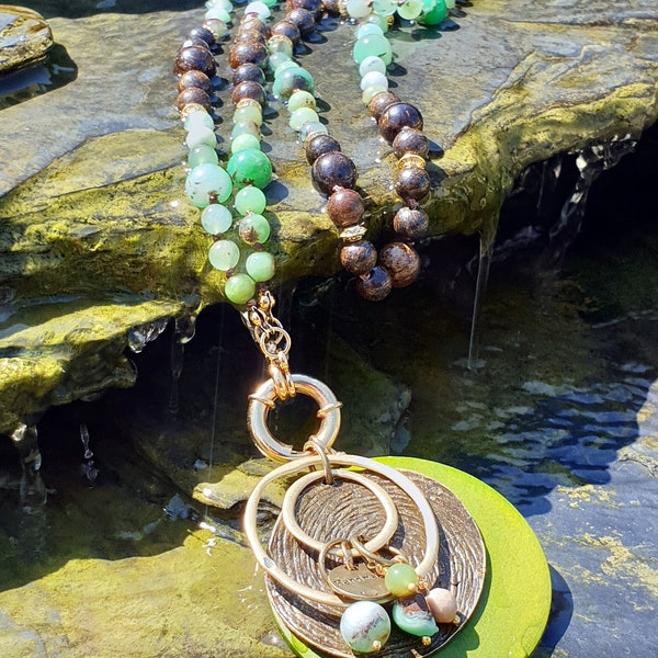 Collier long noué, modulable chrysoprase et bronzite, pendentif amovible