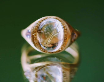 Anel de quartzo rutilo em ouro 18K com detalhe em pedra da lua, tamanho 6,5