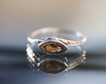 Anel com turmalina marrom clara em formato de marquise, prata de lei, tamanho 7,75.