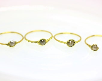 Anel em ouro amarelo 18K com diamante cinza - Aliança simples para usar em conjunto com outros anéis.