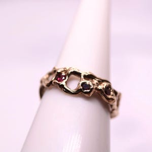 Ring i 10K guld med tre rubiner - Jukai Organic Stacking Design, storlek 6
