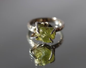 Raw Peridot Ring-Rough Peridot Silver Ring-Raw Peridot Silver Ring-Green Peridot Ring-Peridot Soliraire Ring-Peridot Solitaire Silver Ring