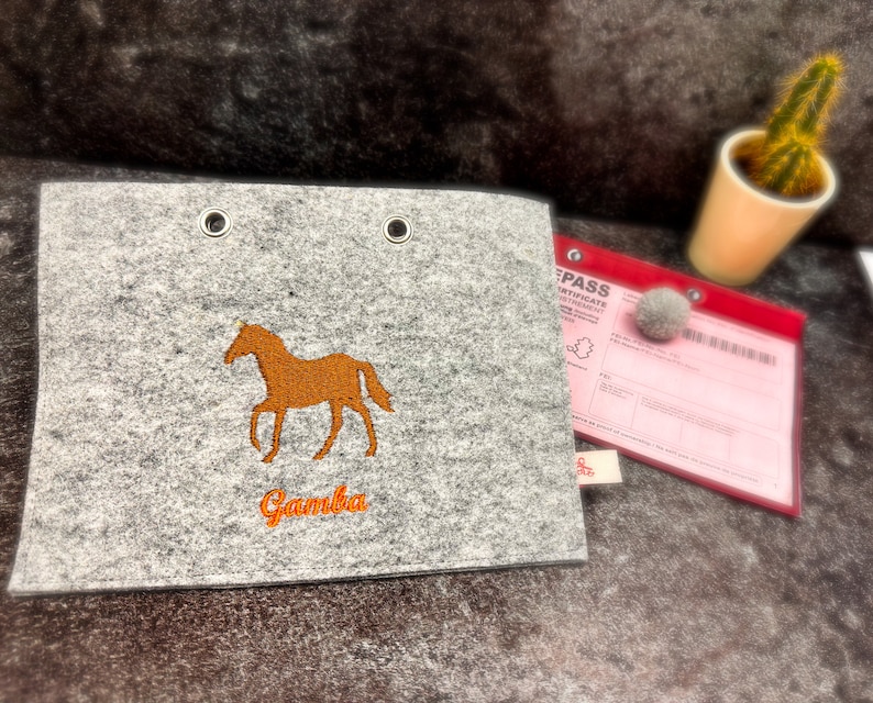 Personalisierte Pferdepasshüllen aus hochwertigem Wollfilz Stilvoller Schutz für Ihre Dokumente Bild 9