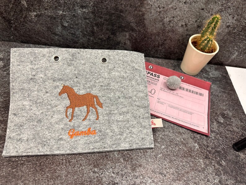 Personalisierte Pferdepasshüllen aus hochwertigem Wollfilz Stilvoller Schutz für Ihre Dokumente Bild 4