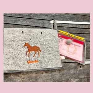 Personalisierte Pferdepasshüllen aus hochwertigem Wollfilz Stilvoller Schutz für Ihre Dokumente Bild 1