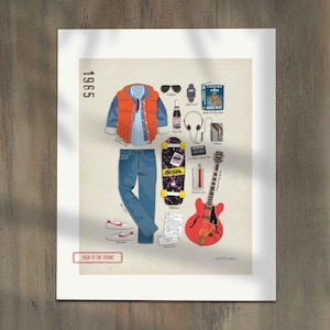 Könnte beinhalten: Illustration von Gegenständen aus dem Film "Zurück in die Zukunft". Enthält eine Jeansjacke, eine orangefarbene Weste, Jeans, Turnschuhe, ein Skateboard, eine Gitarre, Kopfhörer und anderes Zubehör. Das Jahr "1985" ist auf der linken Seite abgedruckt.