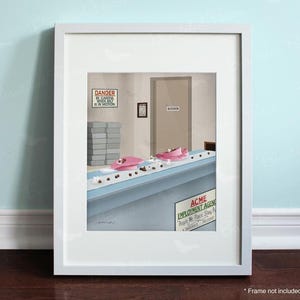 Può includere: Una stampa incorniciata raffigura una scena di fabbrica stravagante. Un nastro trasportatore trasporta cappelli rosa e caramelle al cioccolato. I cartelli recitano "Danger" e "Kitchen". È visibile anche l'insegna dell'Agenzia per l'impiego Acme. L'opera è incorniciata in bianco.