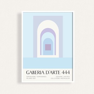 Peut inclure: Une affiche au design minimaliste avec une s&eacute;rie d'arches superpos&eacute;es dans des tons de bleu, violet et blanc. Le texte "GALLERIA D'ARTE 444" est en bas de l'affiche, ainsi que les mots "ESPOSIZIONE TEMPORANEA MILANO 2021" et "EDIZIONE LIMITATA COLLEZIONE ARCHICOLOR".