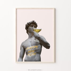 Op de afbeelding: Een digitale kunstprint met een beeldhouwwerk van een man die een glas champagne vasthoudt. Het beeldhouwwerk staat op een roze achtergrond en de tekst "Happy New Year" is in goud op de borst van het beeldhouwwerk geschreven.