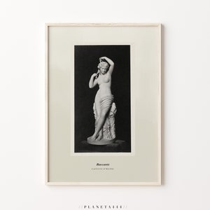 Puede incluir: Fotografía en blanco y negro de una escultura de mármol de una Bacante, una sacerdotisa de Baco, de pie sobre un pedestal. La escultura está enmarcada en un marco de madera claro.