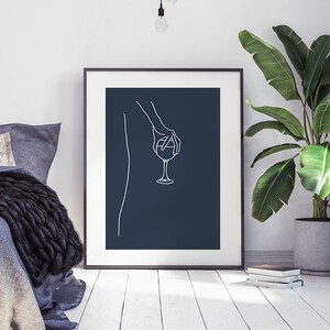 Segurando uma versão marinha de taça de vinho, arte de linha corporal feminina, esboço de corpo nu, desenho de taça de vinho, decoração minimalista azul, impressão artística de linha feminina