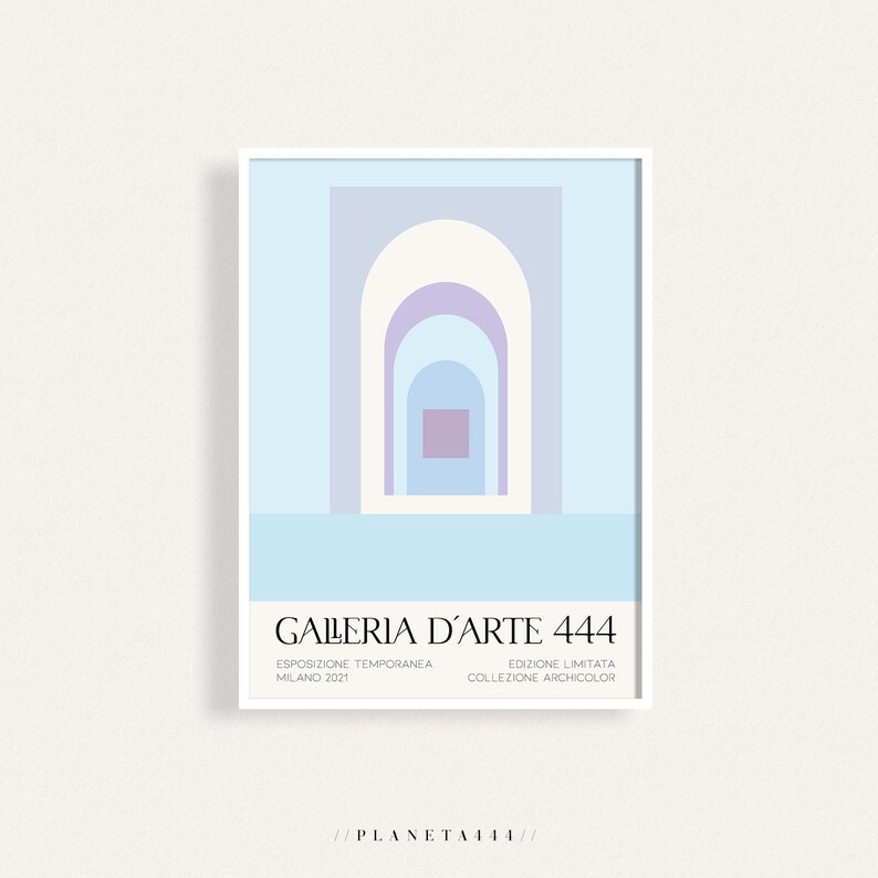 Peut inclure: Une affiche au design minimaliste avec une s&eacute;rie d'arches superpos&eacute;es dans des tons de bleu, violet et blanc. Le texte "GALLERIA D'ARTE 444" est en bas de l'affiche, ainsi que les mots "ESPOSIZIONE TEMPORANEA MILANO 2021" et "EDIZIONE LIMITATA COLLEZIONE ARCHICOLOR".
