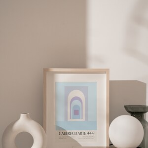 Peut inclure: Une impression encadr&eacute;e avec un motif abstrait bleu et violet. L'impression est intitul&eacute;e "Galeria D'Arte 444" et comprend le texte "Edizione Limitata" et "Collezione Archivos 08". L'impression est affich&eacute;e sur une surface blanche avec un vase blanc, une sph&egrave;re blanche et une lampe dor&eacute;e et blanche.