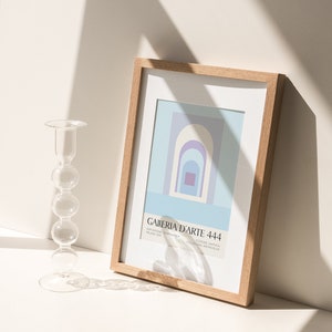 Peut inclure: Une affiche encadr&eacute;e avec un motif g&eacute;om&eacute;trique dans des tons de bleu, violet et blanc. L'affiche est intitul&eacute;e "GALLERIA D'ARTE 444" et comprend le texte "ESPOSIZIONE TEMPORANEA MILANO 2023" et "EDIZIONE LIMITATA COLLEZIONE ARCHICOLOR".