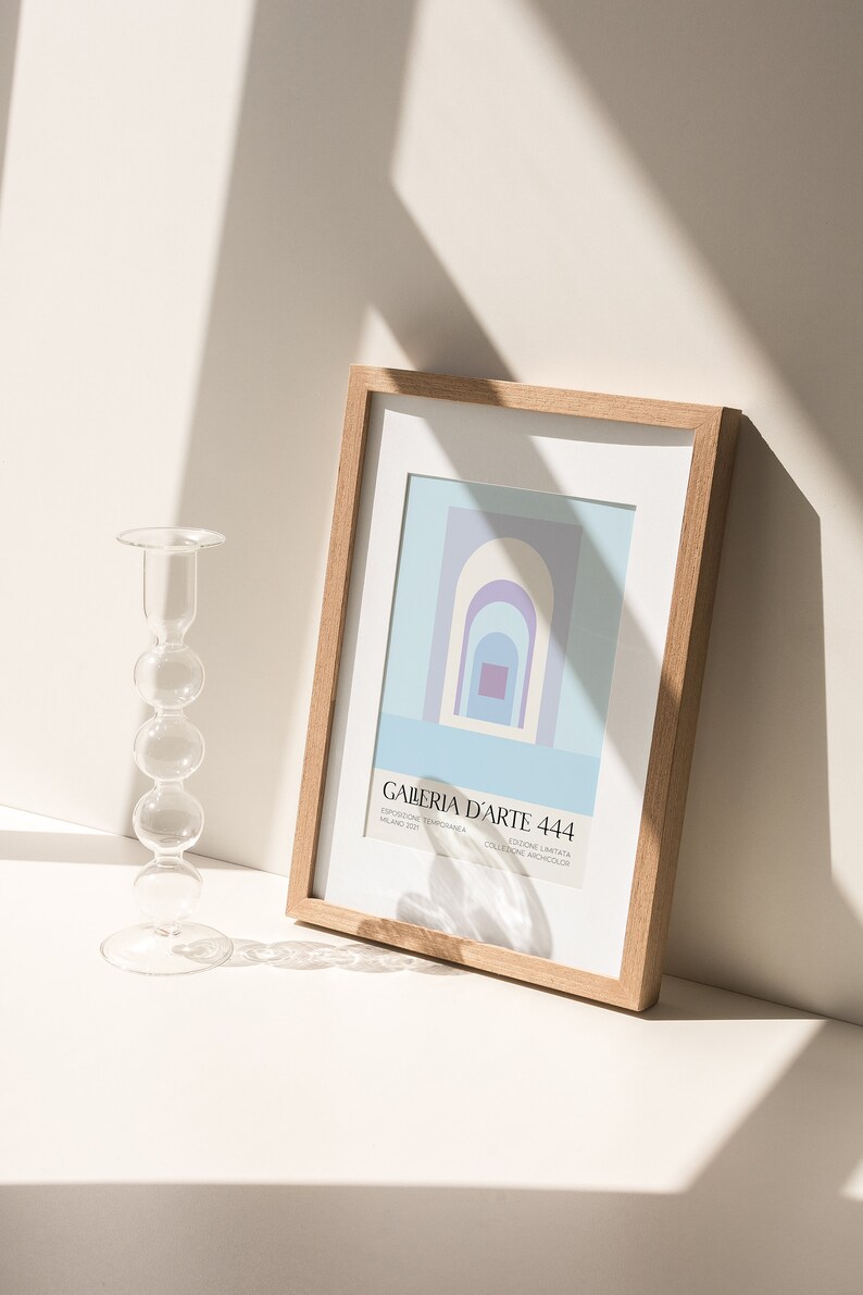 Peut inclure: Une affiche encadr&eacute;e avec un motif g&eacute;om&eacute;trique dans des tons de bleu, violet et blanc. L'affiche est intitul&eacute;e "GALLERIA D'ARTE 444" et comprend le texte "ESPOSIZIONE TEMPORANEA MILANO 2023" et "EDIZIONE LIMITATA COLLEZIONE ARCHICOLOR".