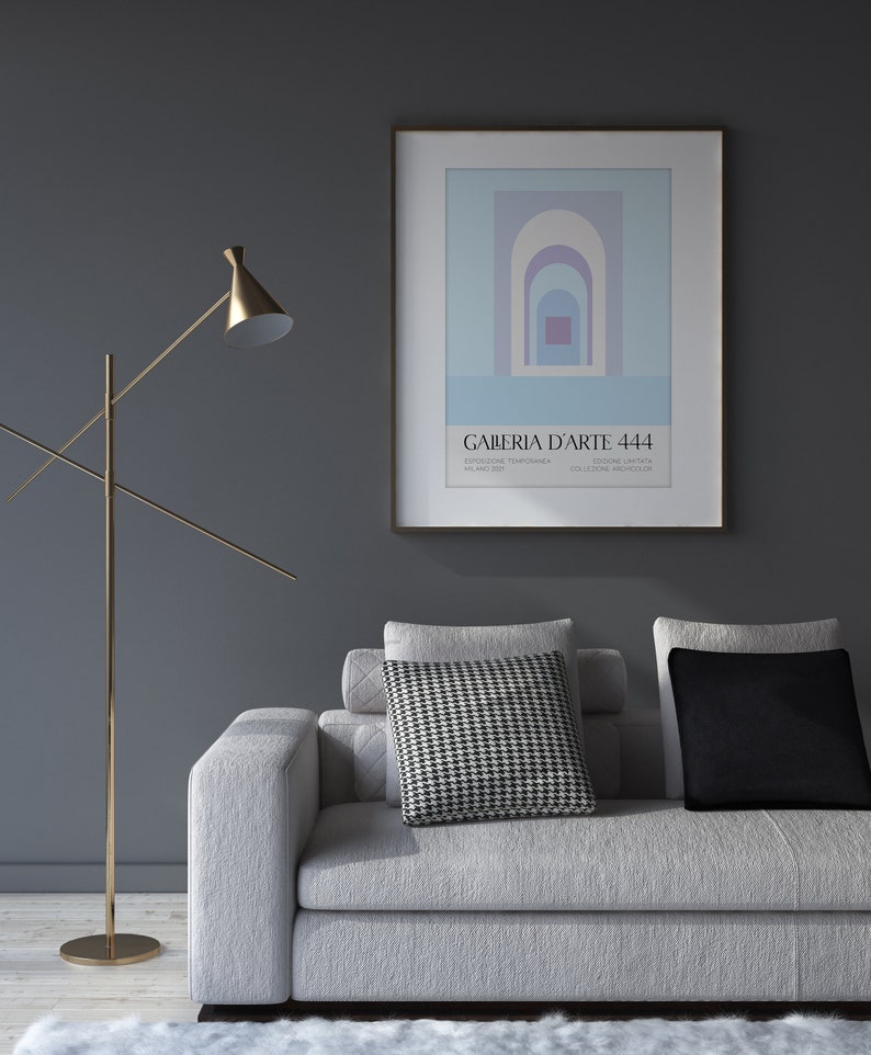 Peut inclure: Un canap&eacute; blanc avec des coussins &agrave; motifs noir et blanc et un coussin noir. Un lampadaire dor&eacute; se trouve dans le coin de la pi&egrave;ce. Un poster encadr&eacute; avec un design g&eacute;om&eacute;trique et le texte "GALLERIA D'ARTE 444" est accroch&eacute; au mur.