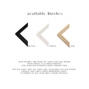 Może przedstawiać: Trzy pr&oacute;bki ramek w kolorze czarnym, białym i dębowym. Ramki mają grubość około 2 cm i są wyposażone w akrylowy ochraniacz przedni. Nasze ramki są wykonane z drewna ayous lub dębowego. Uwaga: Nie wszystkie rozmiary są dostępne w każdym wykończeniu. Wybierz najpierw rozmiar z rozwijanego menu, aby zobaczyć dostępne opcje kolor&oacute;w.