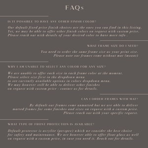 Może przedstawiać: Często zadawane pytania dotyczące opcji oprawiania, w tym koloru wykończenia, rozmiaru ramki, passe-partout i ochrony przedniej. Tekst wspomina, że ramki są dostarczane bez passe-partout i że inne wykończenia są dostępne na życzenie z indywidualną ceną.