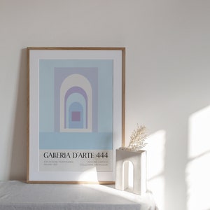 Peut inclure: Une affiche encadr&eacute;e avec un motif g&eacute;om&eacute;trique d'arches superpos&eacute;es dans des tons de bleu, violet et blanc. L'affiche est intitul&eacute;e "GALLERIA D'ARTE 444" et comprend le texte "ESPOSIZIONE TEMPORANEA MILANO 2022 EDIZIONE LIMITATA COLLEZIONE ARCHICOLOR".