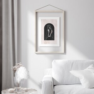 Ätherische Serie 4 Frau Stehend Rücken Kunstdruck Langhaar Weibliches Poster elegantes Kleid Poster Minimal Mode Wand Art Stil Icon Girl Print Bild 2