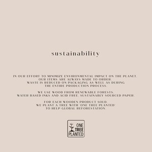 Może przedstawiać: Oświadczenie o zr&oacute;wnoważonym rozwoju z tekstem "W naszym wysiłku, aby zminimalizować wpływ na środowisko na naszej planecie. Nasze produkty są zawsze wykonywane na zam&oacute;wienie. Odpad jest ograniczany w opakowaniu, a także podczas całego procesu produkcji. Używamy drewna z odnawialnych las&oacute;w. Atramenty na bazie wody i bezkwasowe. Papier pochodzący z odpowiedzialnych źr&oacute;deł. Za każdy sprzedany drewniany produkt sadzimy drzewo z 'One Tree Planted', aby pom&oacute;c w globalnej reforestacji." Logo z tekstem "One Tree Planted" znajduje się pod oświadczeniem.