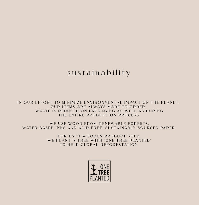 Może przedstawiać: Oświadczenie o zr&oacute;wnoważonym rozwoju z tekstem "W naszym wysiłku, aby zminimalizować wpływ na środowisko na naszej planecie. Nasze produkty są zawsze wykonywane na zam&oacute;wienie. Odpad jest ograniczany w opakowaniu, a także podczas całego procesu produkcji. Używamy drewna z odnawialnych las&oacute;w. Atramenty na bazie wody i bezkwasowe. Papier pochodzący z odpowiedzialnych źr&oacute;deł. Za każdy sprzedany drewniany produkt sadzimy drzewo z 'One Tree Planted', aby pom&oacute;c w globalnej reforestacji." Logo z tekstem "One Tree Planted" znajduje się pod oświadczeniem.