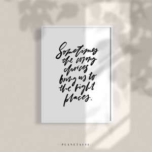A volte le scelte sbagliate ci portano giusto posto citazione ispirazione arte stampa tipografica murale carte blu beige stampa mentalità positiva Mindset