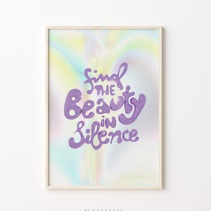 Puede incluir: Texto morado sobre un fondo holográfico que dice "find the beauty in silence".