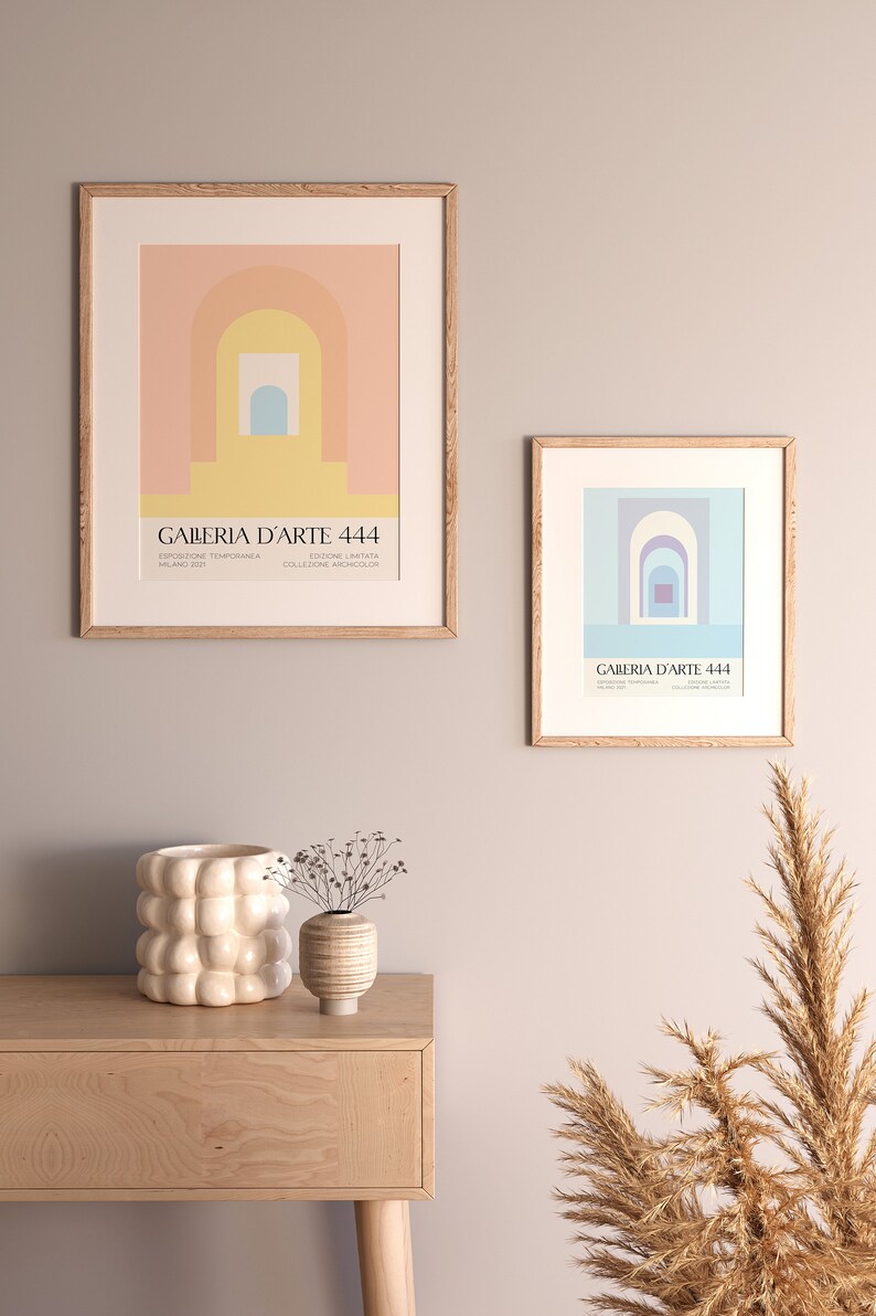 Peut inclure: Deux impressions d'art abstrait encadr&eacute;es avec un sch&eacute;ma de couleurs pastel. Les impressions pr&eacute;sentent des formes g&eacute;om&eacute;triques et des arches. Les impressions sont accroch&eacute;es &agrave; un mur gris clair au-dessus d'une table en bois avec deux vases d&eacute;coratifs.