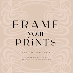 Może przedstawiać: Beżowe tło z białym abstrakcyjnym wzorem. Tekst "FRAME your PRINTS" jest w kolorze czarnym. Pod tekstem znajduje się zdanie "SAVE TIME AND HEADACHE" i "YOUR PRINTS WILL ARRIVE ALREADY PUT IN A WOODEN FRAME".
