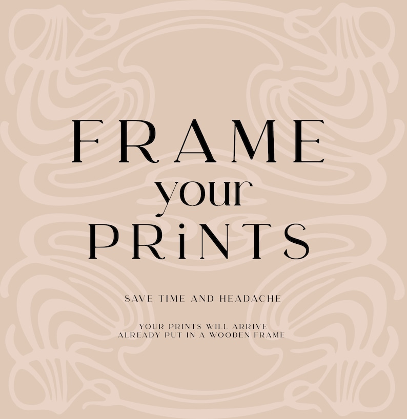 Może przedstawiać: Beżowe tło z białym abstrakcyjnym wzorem. Tekst "FRAME your PRINTS" jest w kolorze czarnym. Pod tekstem znajduje się zdanie "SAVE TIME AND HEADACHE" i "YOUR PRINTS WILL ARRIVE ALREADY PUT IN A WOODEN FRAME".