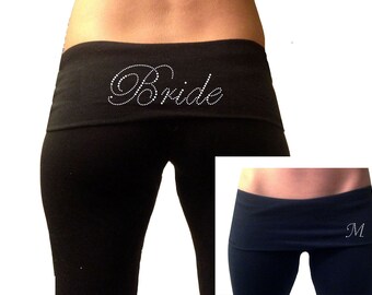 Aangepaste bruid Black vouw Over Yoga broek met Monogram eerste.  Bruid trainingsbroek. Bruid Yoga broek. Bruid Gift