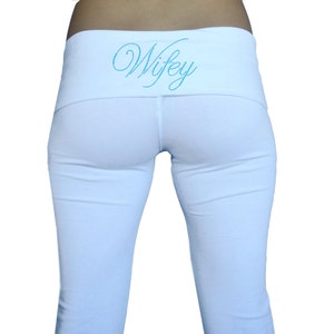 Wifey Hose.  Benutzerdefinierte Wifey Falten Yogahose.  Weiße Wifey Yogahose. Wifey Jogginghose. Flitterwochen Kleidung