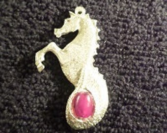 Nuevo colgante de fundición de vidrio de peltre {Caballo de agua}