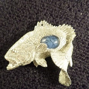 Nieuw...{Glasgegoten bas met kleine mond} hanger
