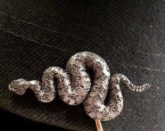 Clip para sombrero con forma de serpiente de cascabel