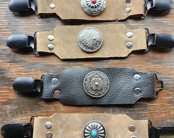 Chiusura per mantello in pelle con concho