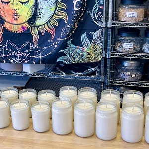 Vela de cristal de prosperidad - Vela de soja - Buena suerte - Fortuna - Vela con hierbas - Regalo de atención plena - Buenas vibras - Cristales curativos imagen 13