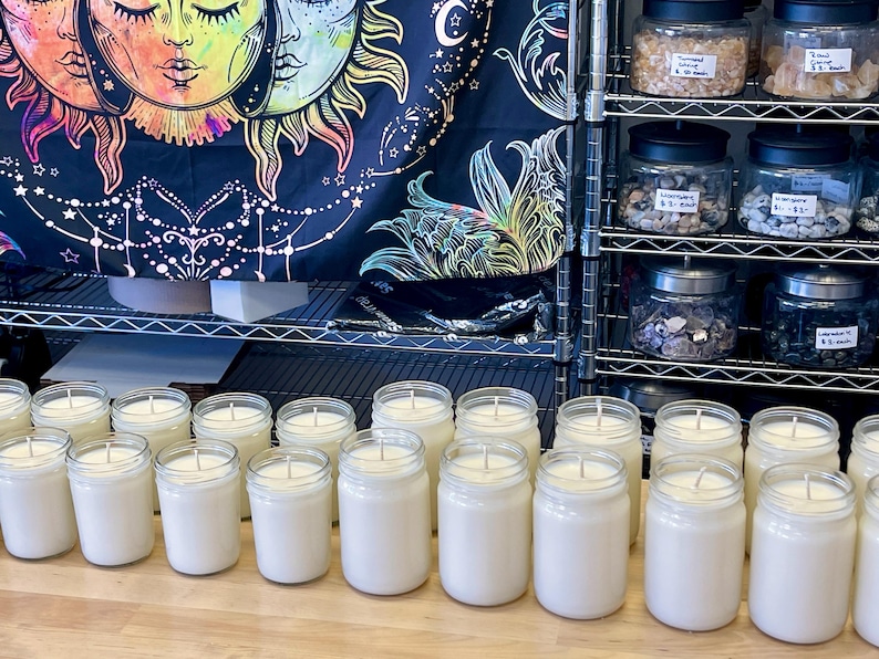 Vela de cristal de prosperidad - Vela de soja - Buena suerte - Fortuna - Vela con hierbas - Regalo de atención plena - Buenas vibras - Cristales curativos imagen 13