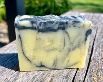 Jabón de manteca de karité orgánico Perfect Man - Barra de carbón vegetal hecha a mano mediante proceso en frío con un aroma masculino y sensual.