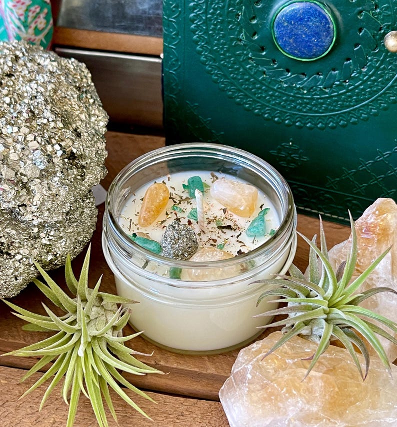 Vela de cristal de prosperidad - Vela de soja - Buena suerte - Fortuna - Vela con hierbas - Regalo de atención plena - Buenas vibras - Cristales curativos imagen 6