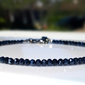 Dark Blue Crystal Bracelet, Sparkly Blue Stone Bracelet, Healing Anxiety Bracelet, Beaded Blue Sapphire Bracelet, Pretty Navy Blue Bracelet imagem 4