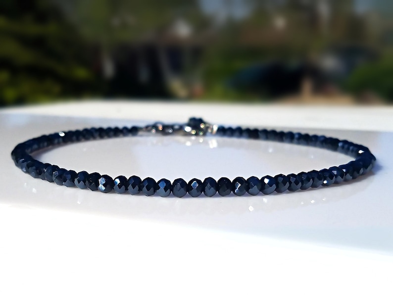 Dark Blue Crystal Bracelet, Sparkly Blue Stone Bracelet, Healing Anxiety Bracelet, Beaded Blue Sapphire Bracelet, Pretty Navy Blue Bracelet imagem 4