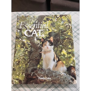 The Essential Cat. By Paddy Cutts Printed in Italy 1990&#39;s Vintage Book