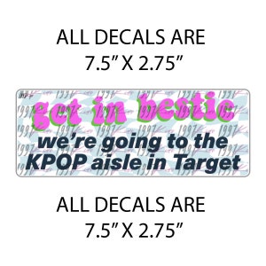 K&ouml;nnte beinhalten: Ein rosa und gr&uuml;ner Aufkleber mit dem Text "Get in bestie we're going to the KPOP aisle in Target". Der Aufkleber ist 7,5 Zoll mal 2,75 Zoll gro&szlig;.